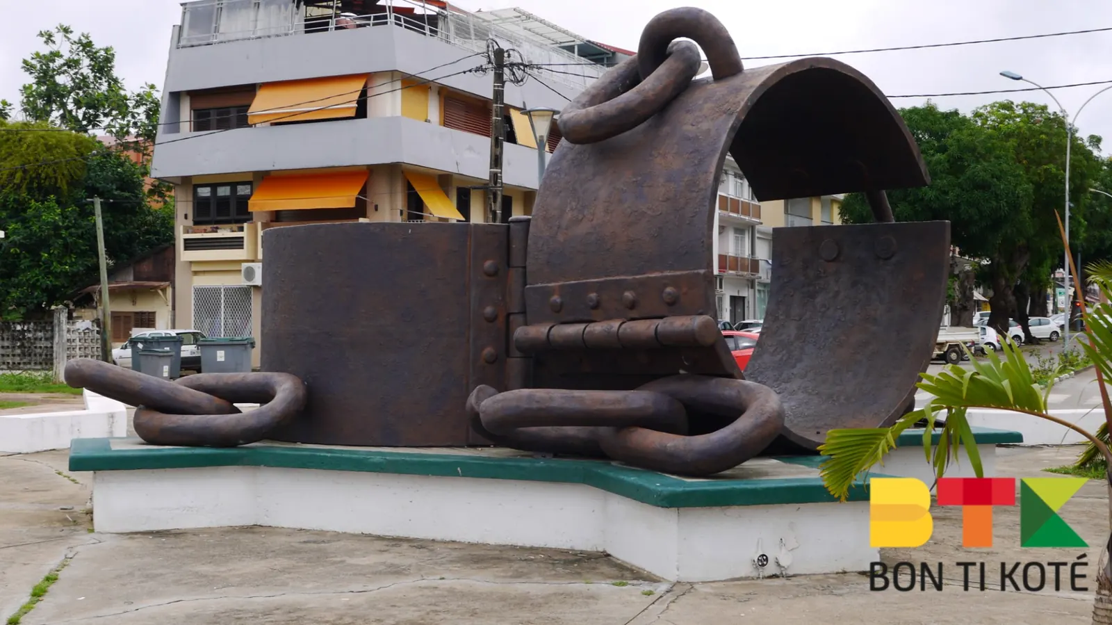Les chaînes brisées, monument en mémoire de l'esclavage, Cayenne — photo 1
