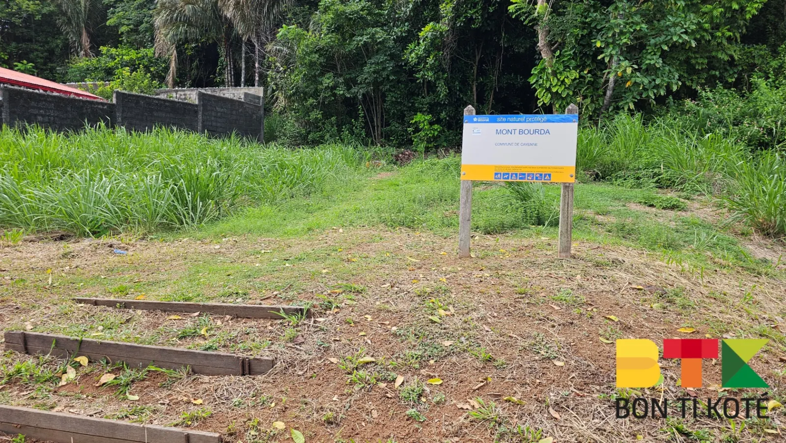 Randonnée au Sentier du Mont Bourda : Une Balade Nature à Cayenne, Cayenne — photo 1